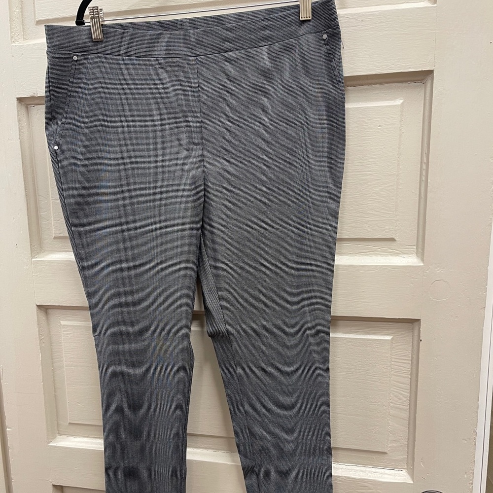 NWOT Black Grey Pattern Skinny Pants